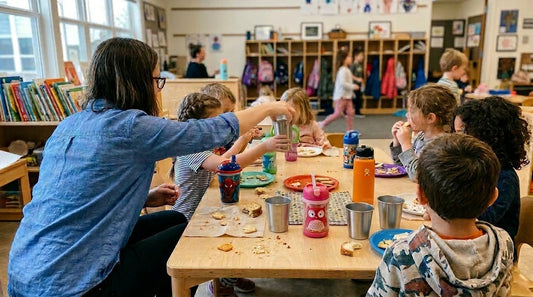 Erzieherin und Kinder mit KiNDKiT Edelstahl Bechern in der Kita