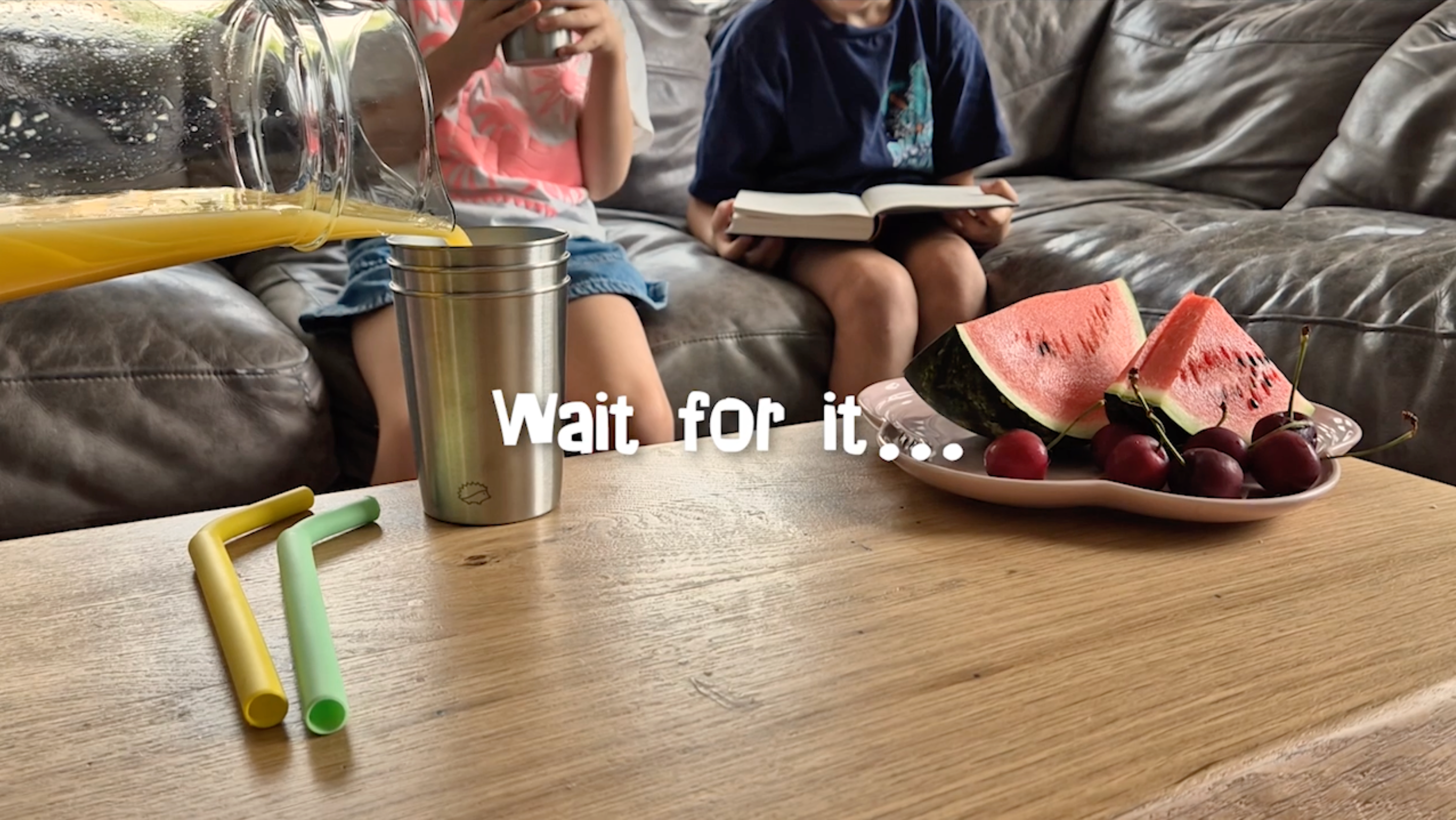 Video laden: Children drinking from steel cups, in blissful moment of calm
